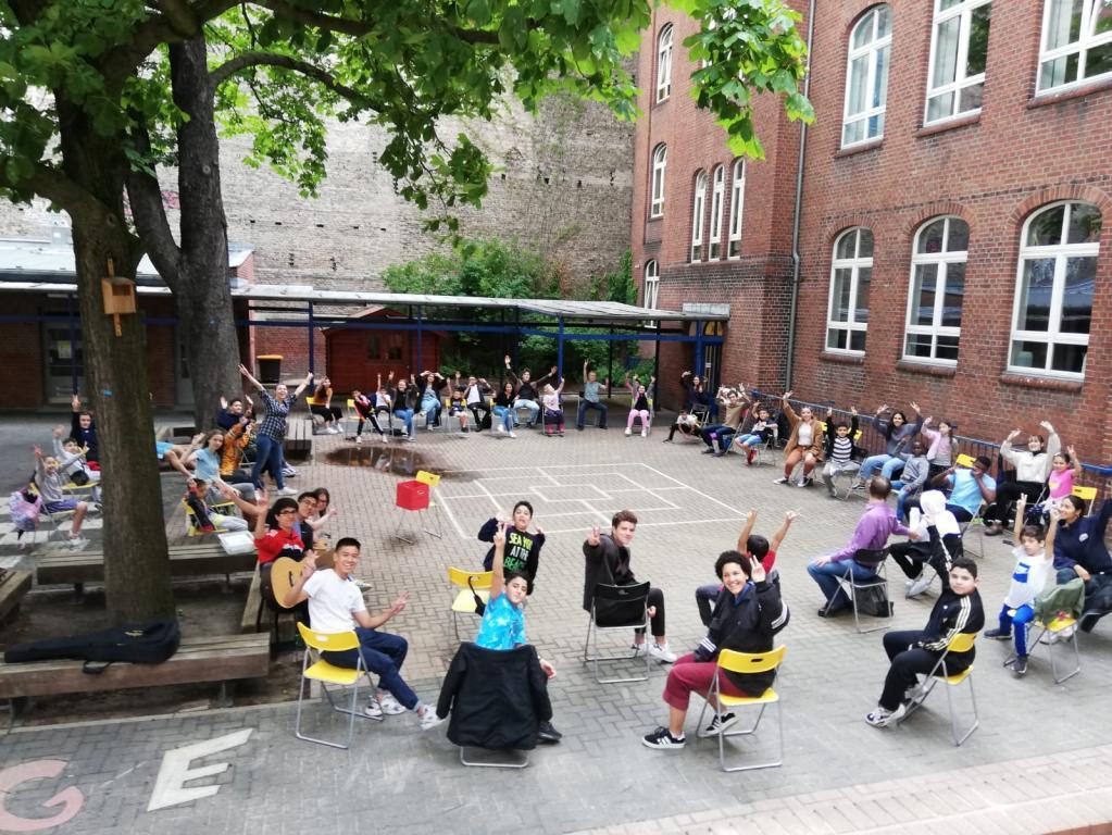 Els joves de Berlín no obliden els nens: la Summer School ajuda a superar les desigualtats